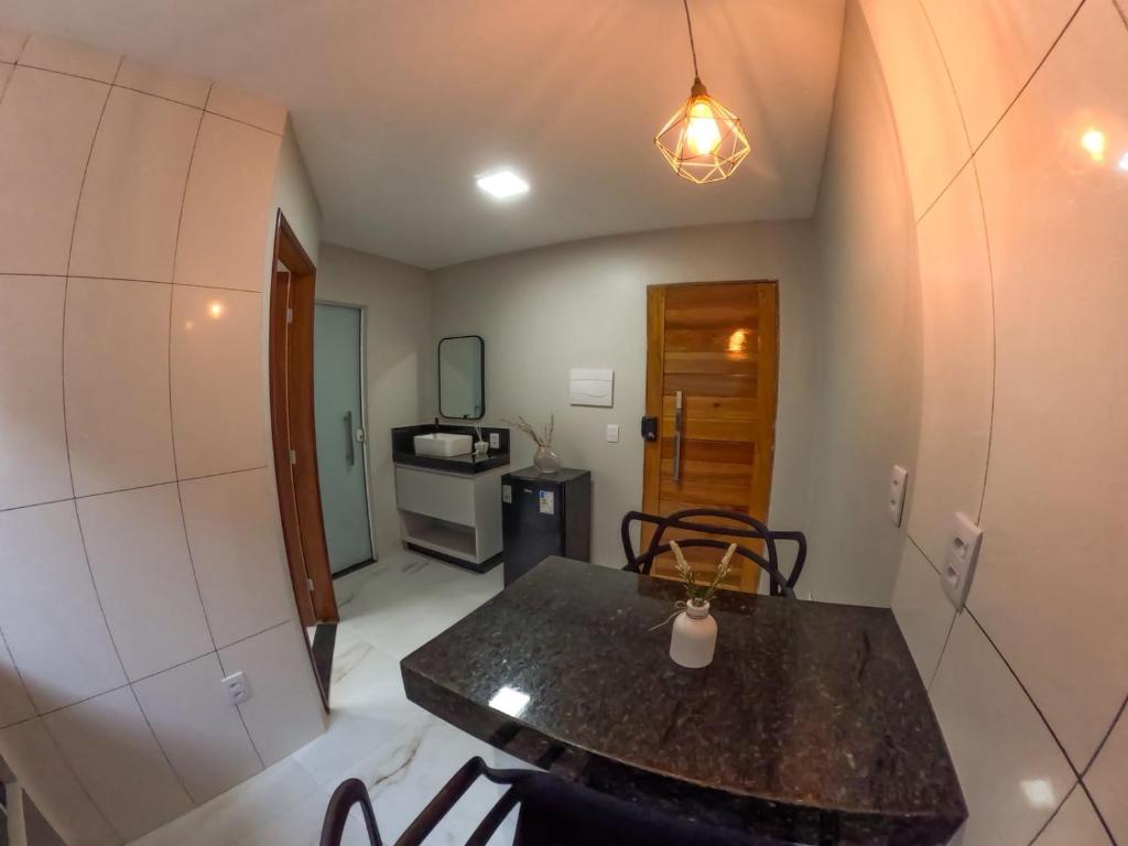 Aloha flats في ماريشال ديودورو: غرفة بها طاولة وكراسي في الغرفة