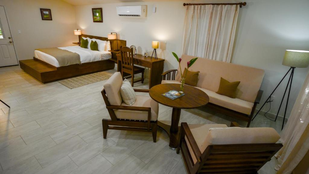 un salon avec un lit, un canapé et une table dans l'établissement Roaring River Resort, à Roaring Creek