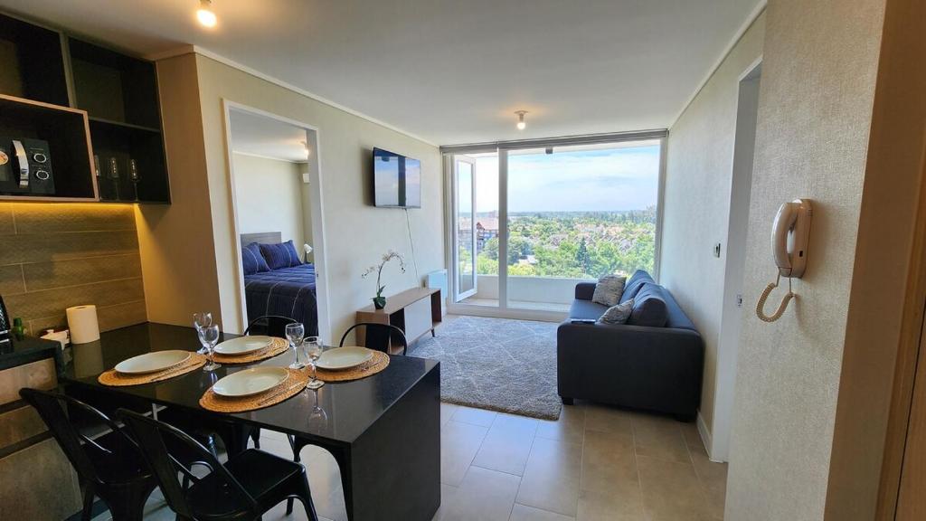 a dining room and living room with a table and chairs at Espectacular, moderno, 2D2B, con estacionamiento in Los Ángeles