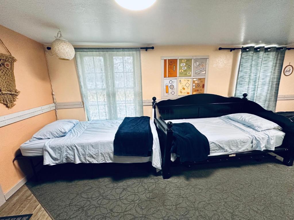 EZ 1 mile to Fort Sill! Pumpkin Cottage sleeps 9, grills, firepit, laundry photo
