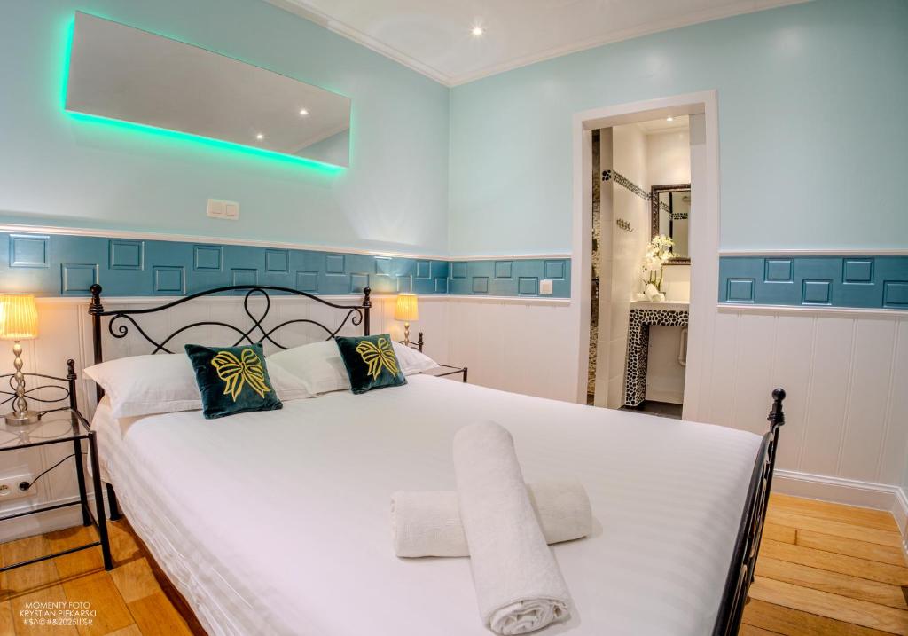 布鲁日Hostel Lybeer Private Rooms just for two!的卧室配有蓝色瓷砖的大白色床