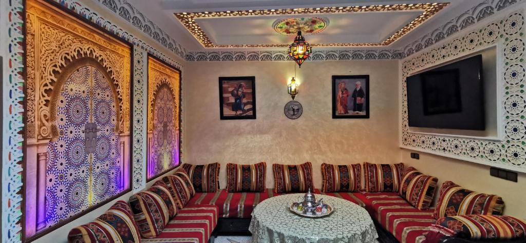 una sala de estar con un sofá y una mesa en Anza Lighthouse, en Agadir