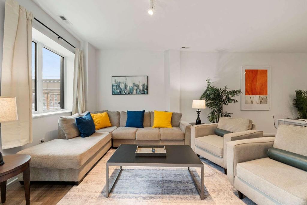 Un lugar para sentarse en Modern 3BR Near McCormick & South Loop