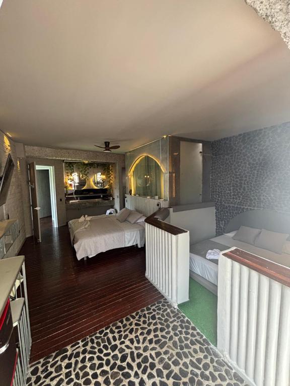 Кровать или кровати в номере Habitacion en Guatape con mirador lateral privado