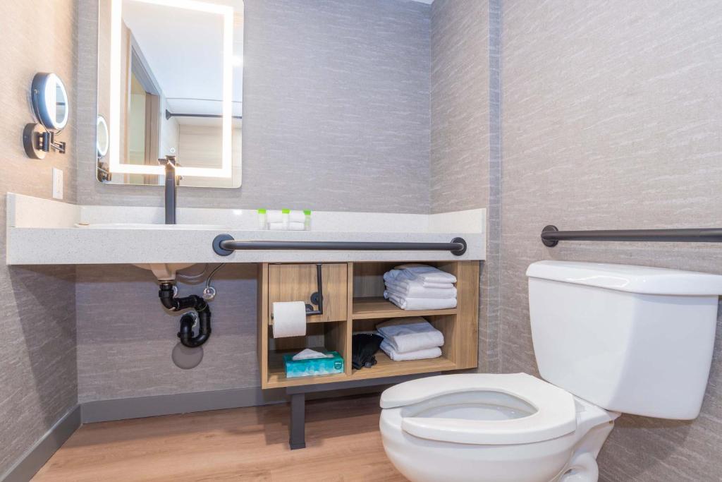 Sandman Signature Surrey-Guildford Suites photo