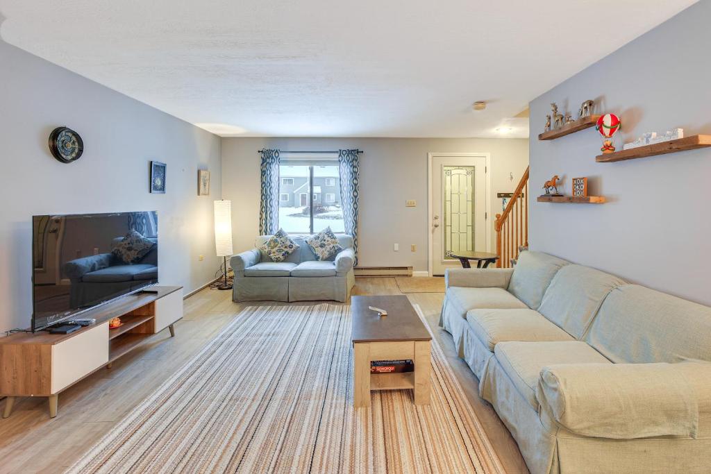 Χώρος καθιστικού στο 5 Mi to Loon Mountain Resort! Family Townhome