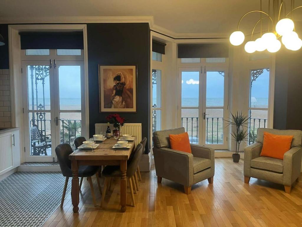 Khu vực ghế ngồi tại Seafront Balcony Flat
