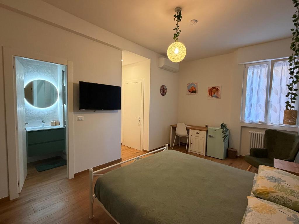 un soggiorno con un letto e una televisione di B&B Sunny's House a Bologna