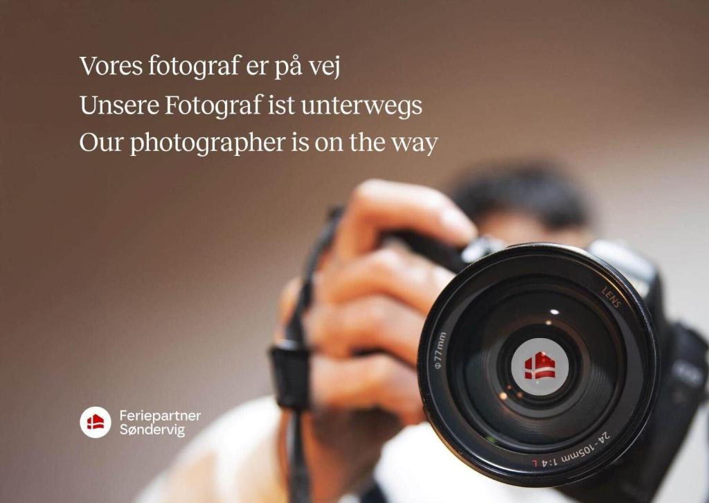 克莱戈德2276-Sondervig-Lyngsletten-11的手上拿着相机的人