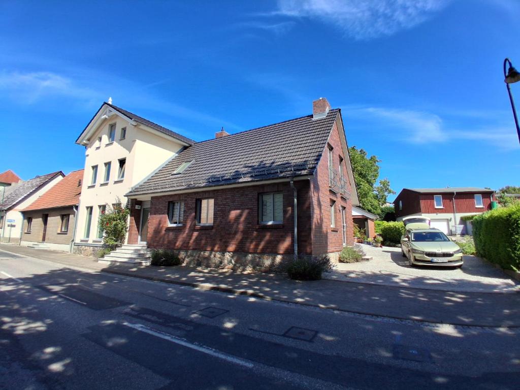 Ferienwohnung MiJo, mit Charme und Ostseenah في Kröpelin: منزل من الطوب على جانب شارع