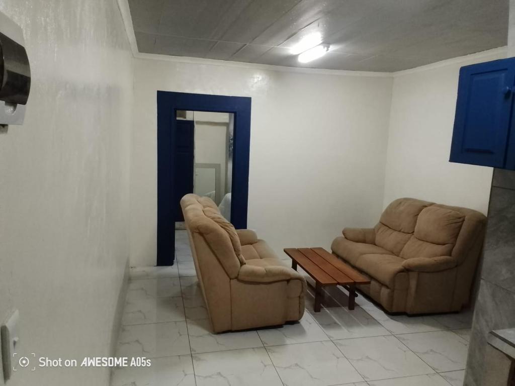 Top Crew Cottage Kempton Park في كيمبتون بارك: غرفة معيشة مع كرسيين وطاولة