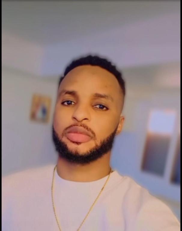 een man met een baard die een gouden ketting draagt bij Fuanani in Montgeron