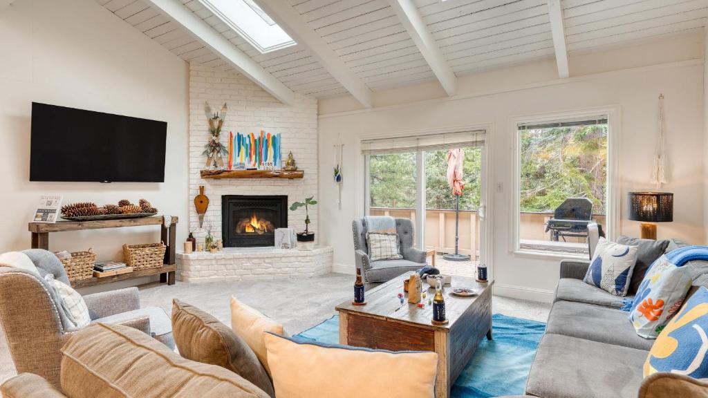 TV a/nebo společenská místnost v ubytování 2 Homes Near Lake Tahoe Diamond Peak Mt. Rose Skiing Tahoe Dreamin Sky Way by AvantStay