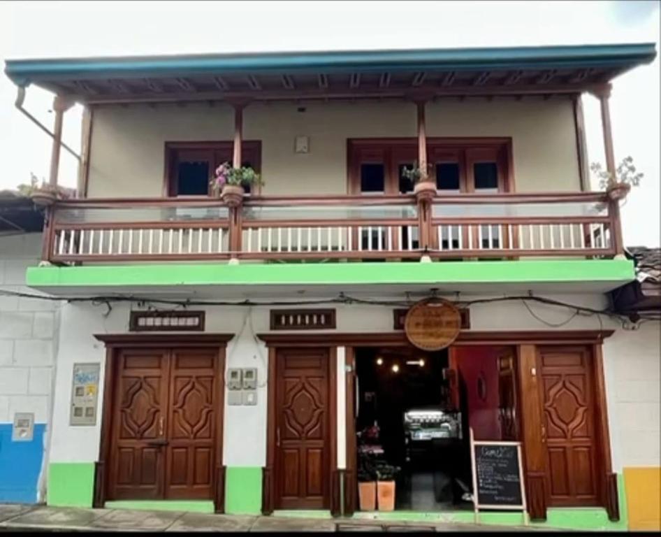 a building with a balcony on top of it at Fami Hotel Luz de Luna in Jardin