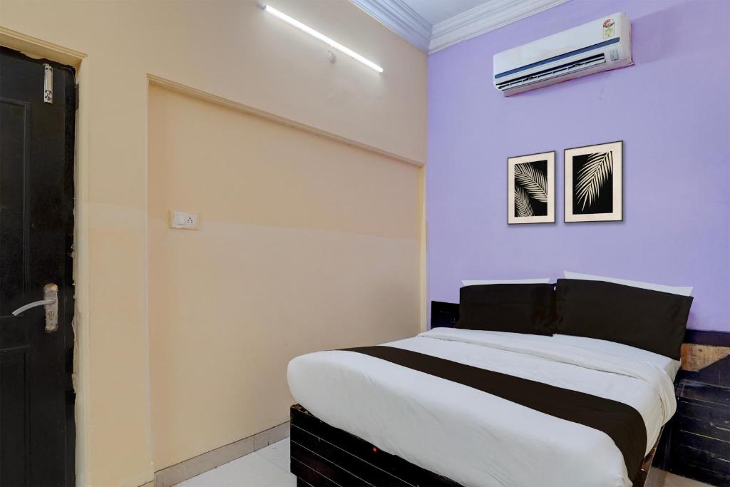 Postel nebo postele na pokoji v ubytování Hotel O Durgapuri Metro Station Lucknow Formerly Pal Awadh