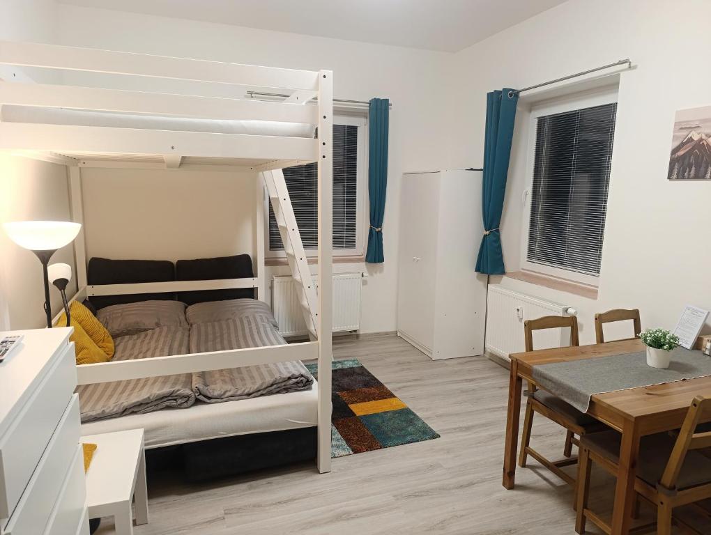 Apartmán Denisa في روكيتنسي ناد جيزيرو: غرفة نوم مع سرير بطابقين وغرفة طعام