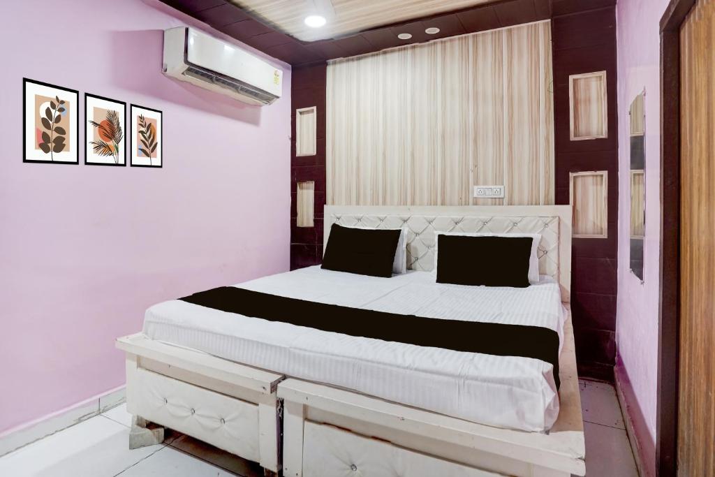 Un pat sau paturi într-o cameră la SPOT ON Isshu Hotel And Restaurant