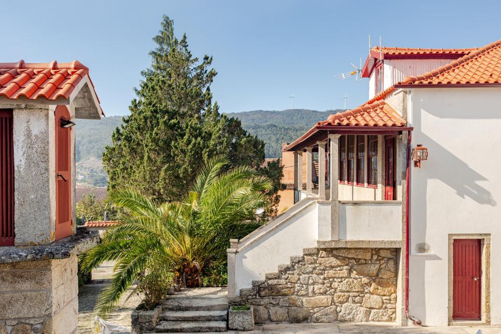 una casa con una scala di fronte a un edificio di Casa dos Avós a Perre