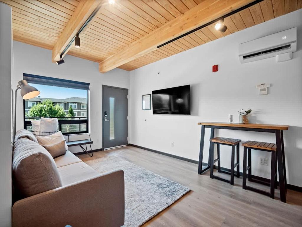 een woonkamer met een bank en een tafel bij Uprise 3 Bridgewater Lofts in Spokane