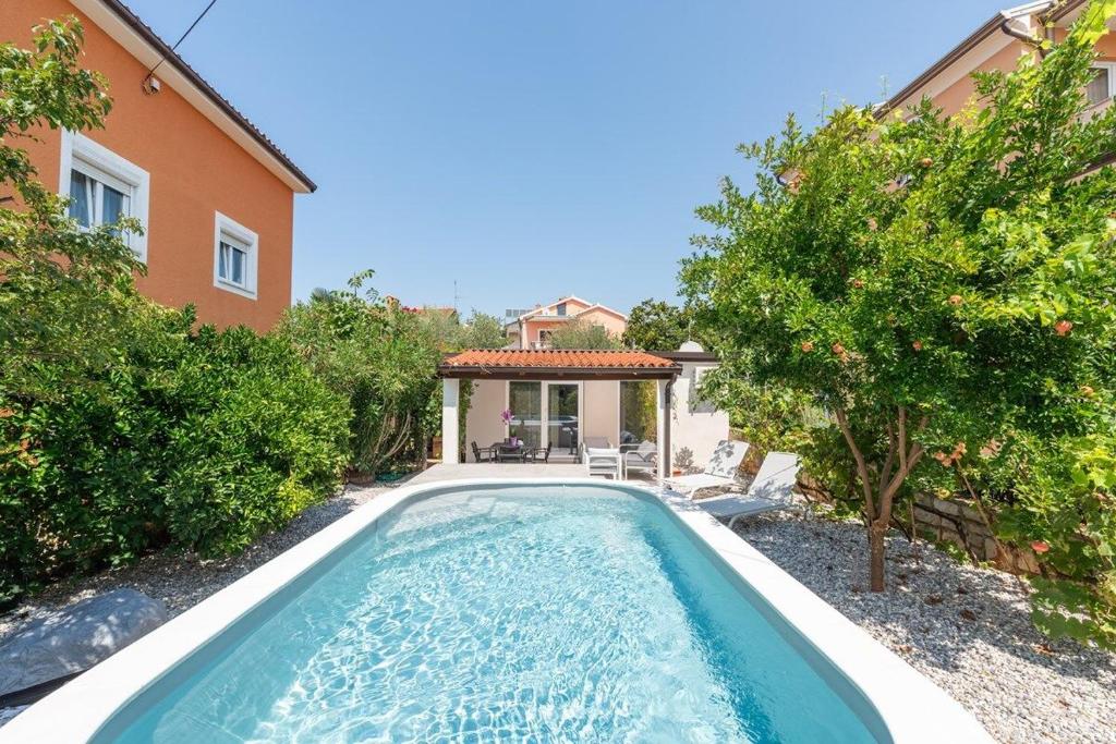 una piscina davanti a una casa di Villa Alis a Karpinjan