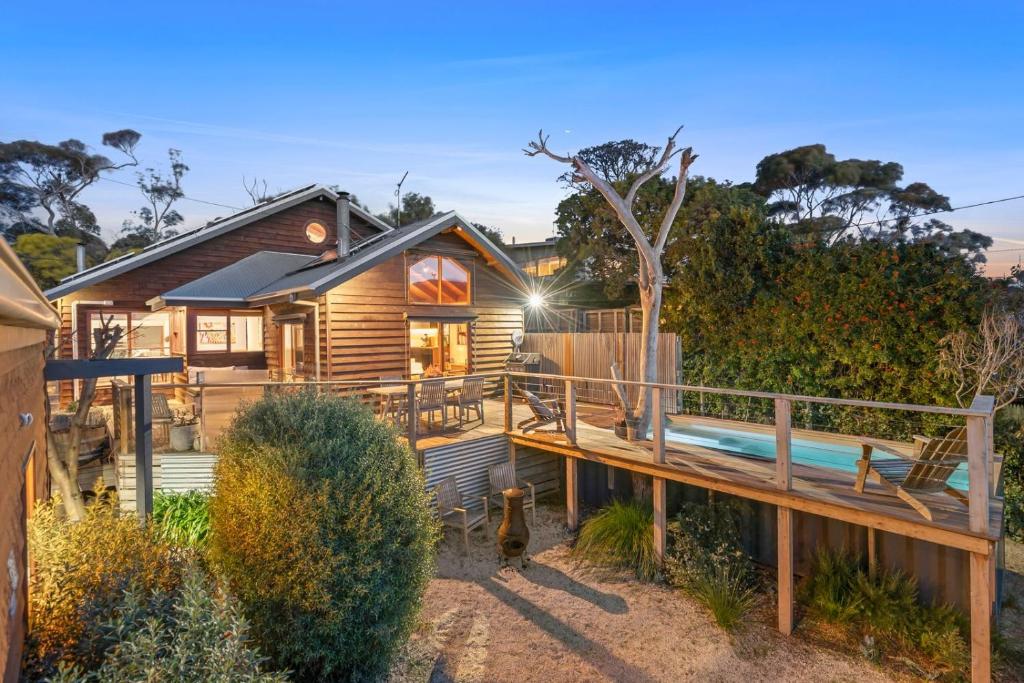 una casa in legno con terrazza e piscina di Coastal Timber Escape with Pool a Ocean Grove