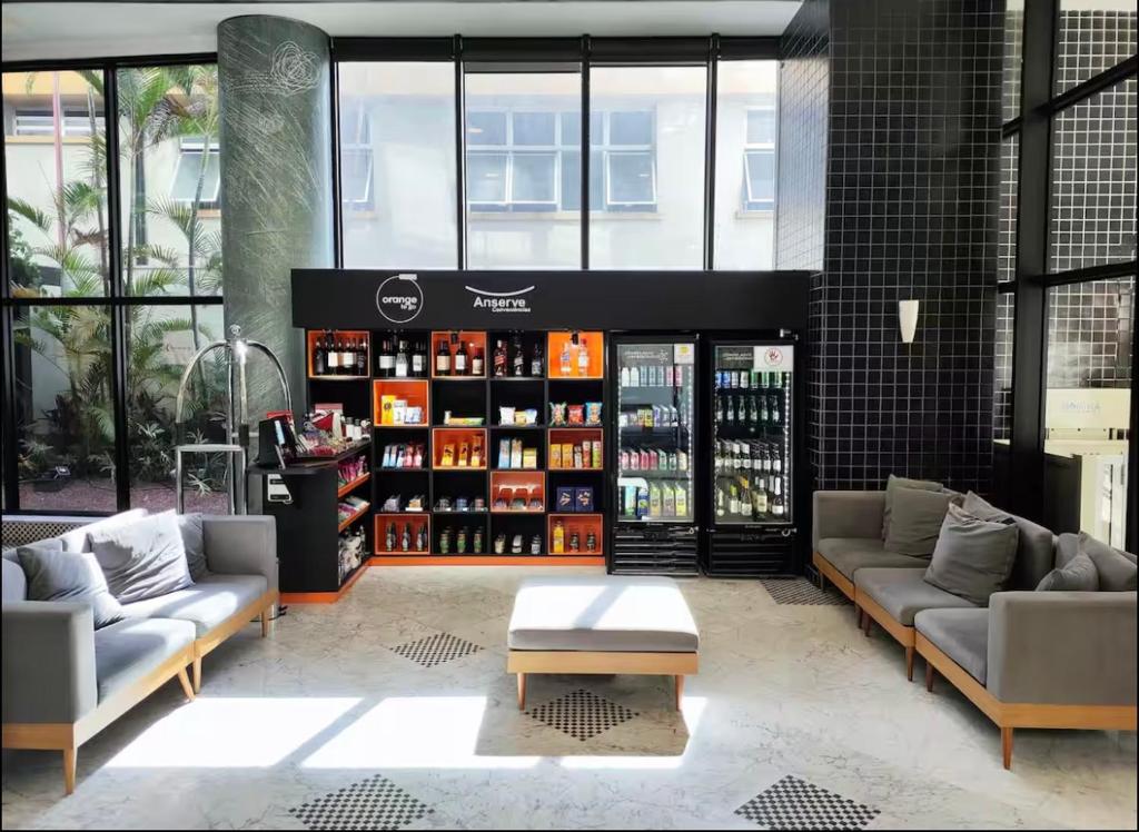 a store with two couches and a table in a room at Apart-hotel coração do jardins com manobrista e limpeza diária in São Paulo