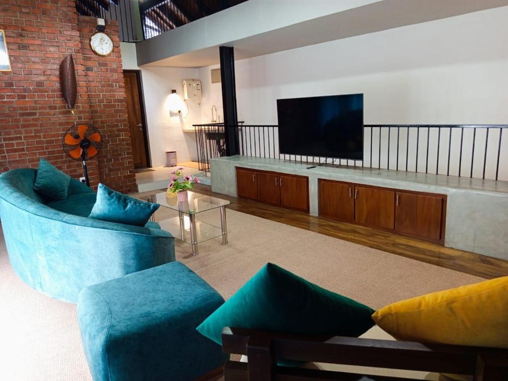 Μια τηλεόραση ή/και κέντρο ψυχαγωγίας στο Cozy Modern Home in Thalawathugoda - Midtown Trace Stay