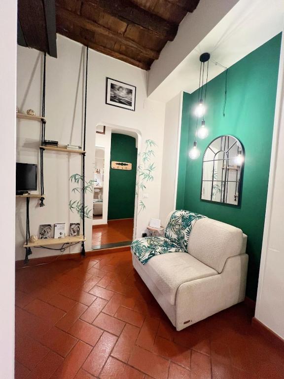 Green Chic Flat in Centre near the Train Station