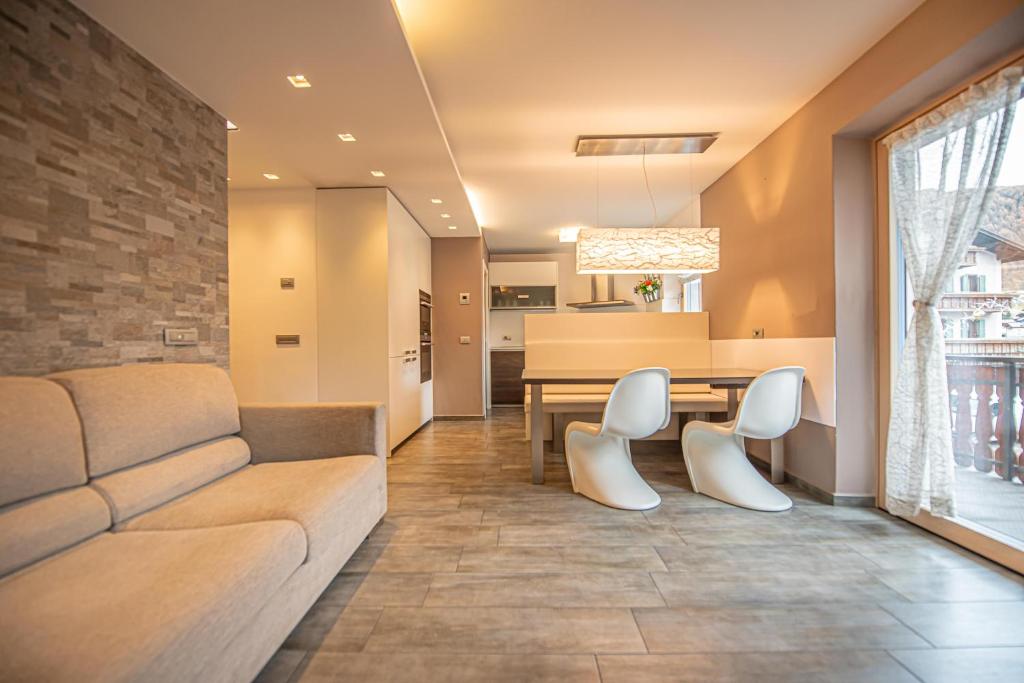 a living room with a couch and a table at Chalet Edera Myholidaylivigno in Livigno
