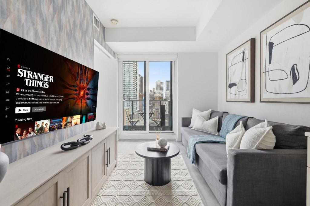 TV a/nebo společenská místnost v ubytování Modern Downtown Condo Walk to Eaton Centre & TMU