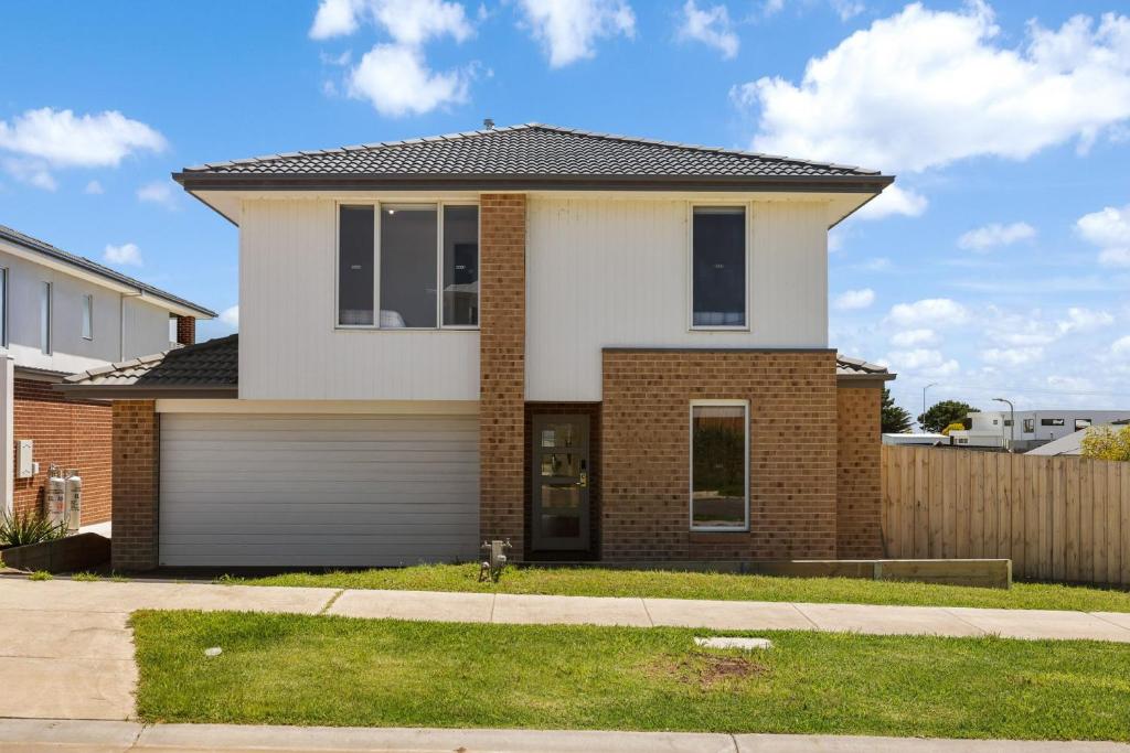 サンレモにあるBay Skies Retreatのガレージ付き家