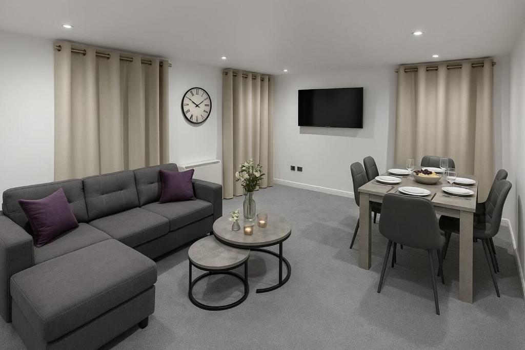 Stylish 2-Bed flat, fast Wi-Fi, Sky & free parking في Buckinghamshire: غرفة معيشة بها أريكة وطاولة