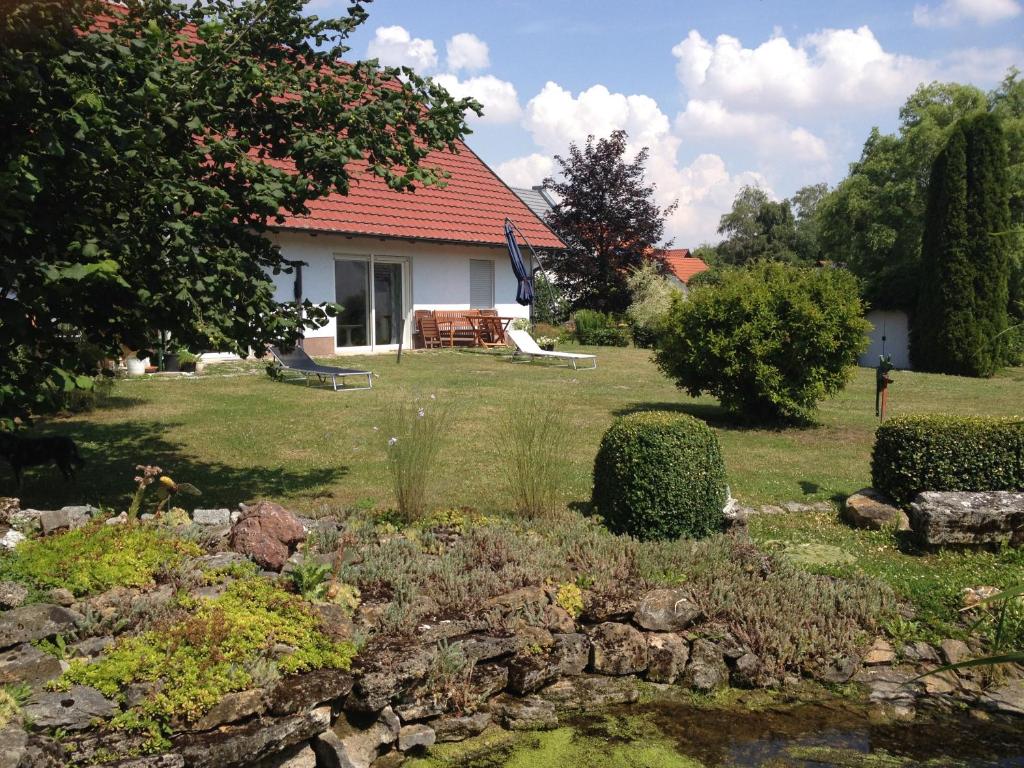 uma casa com um jardim em frente em Ferienhaus Ringelwiese em Schönstedt