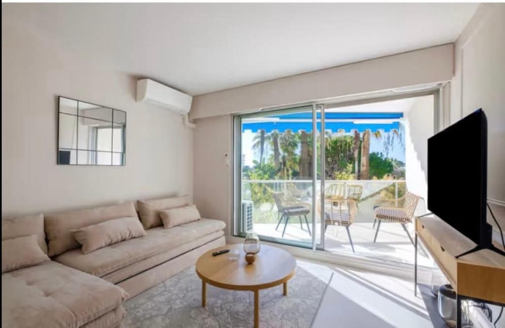 Khu vực ghế ngồi tại Appartement proche du centre de Cannes avec parking