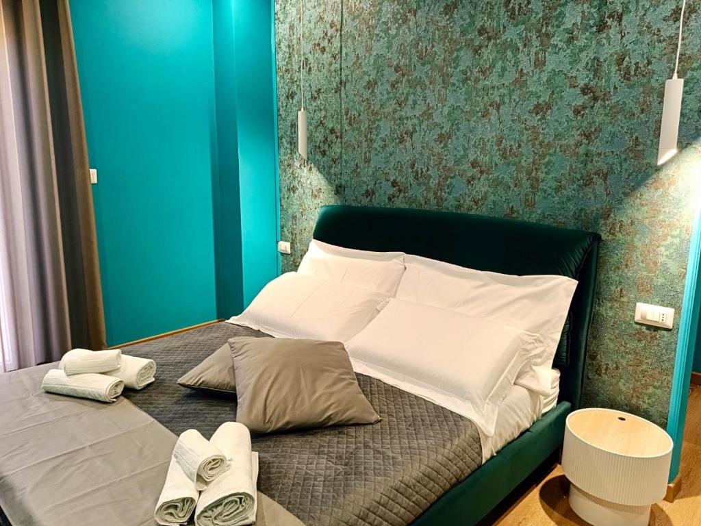 a bedroom with a bed with a green wall at Marilù Accoglienza del Sud in Foggia