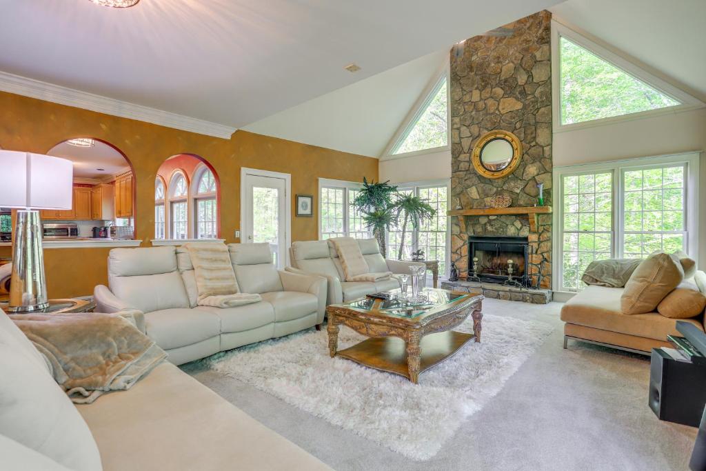 ein Wohnzimmer mit Sofa und Kamin in der Unterkunft 3 Mi to Roswell Riverwalk Spacious Getaway! in Roswell