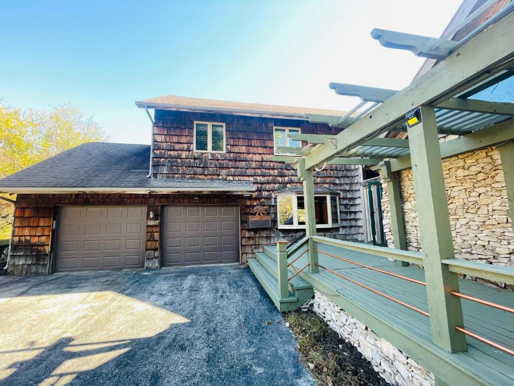 een huis met een terras en een garage bij Longview Lake Getaway 4-Bedroom house in Lees Summit