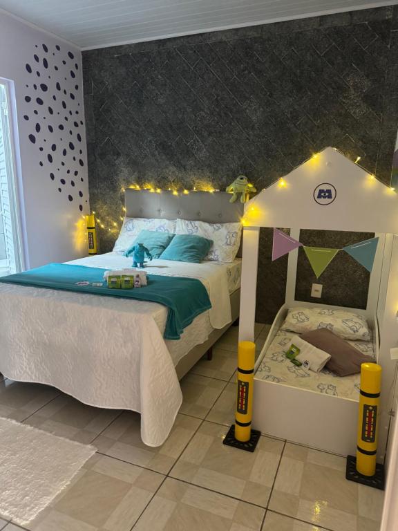 Ένα ή περισσότερα κρεβάτια σε δωμάτιο στο Suíte Monstros SA - Pousada Castelo do Luar