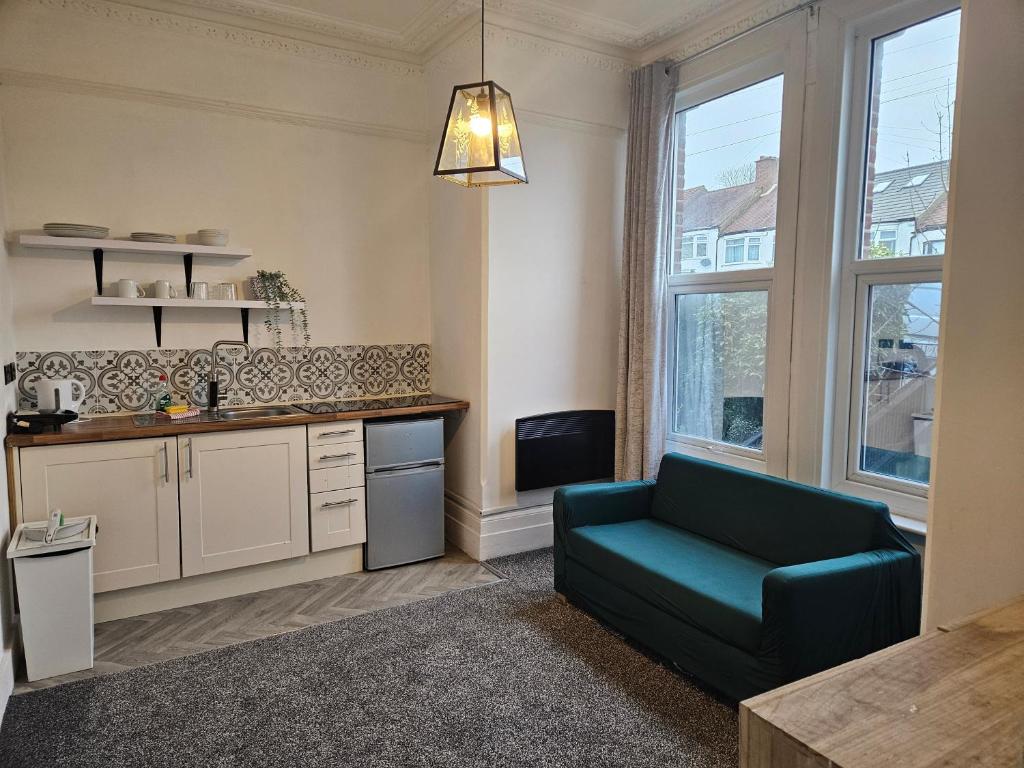 Kuchyň nebo kuchyňský kout v ubytování Ground Floor 1 BDR Flat in Norwood near Station
