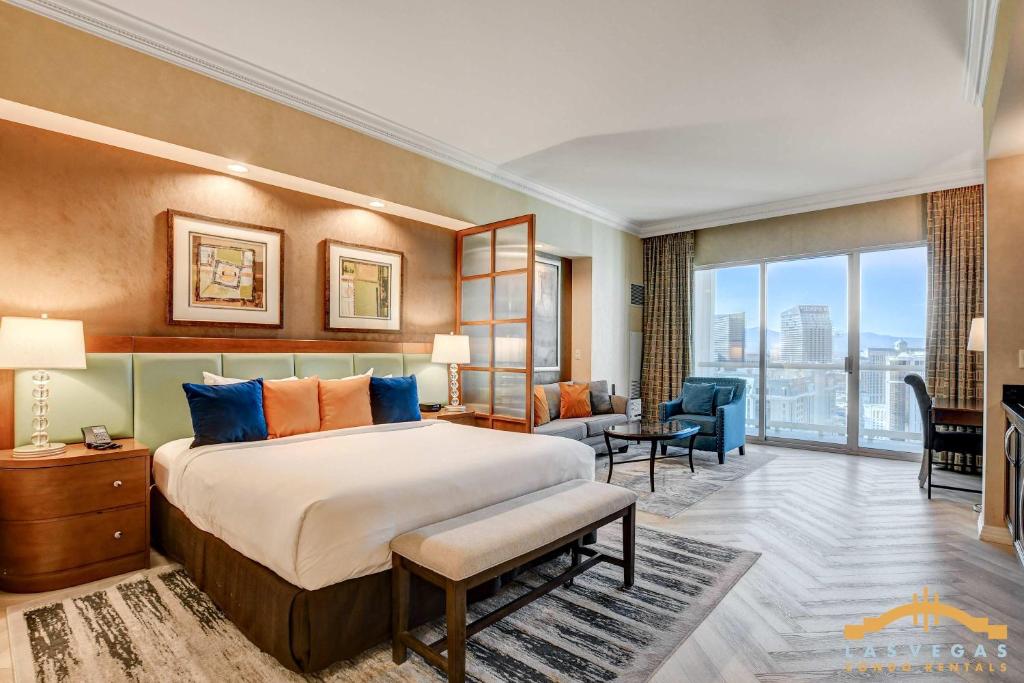 Ένα ή περισσότερα κρεβάτια σε δωμάτιο στο MGM Signature-38-615 Strip View Balcony Studio