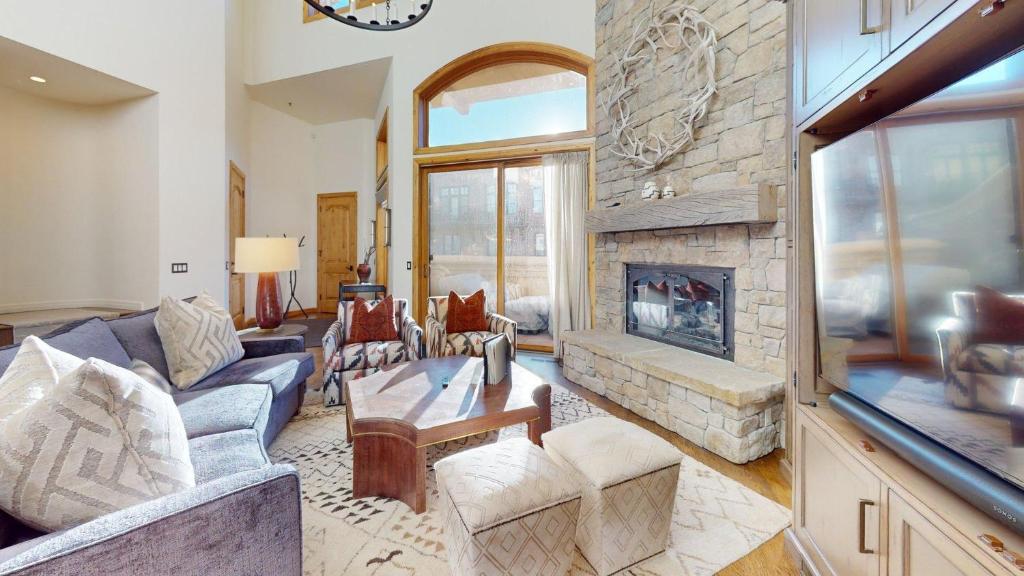 een woonkamer met een bank en een open haard bij Leadville Condo 320 in Ketchum