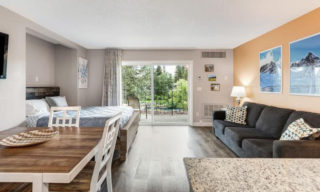 Χώρος καθιστικού στο Pet friendly studio on the Deschutes with balcony