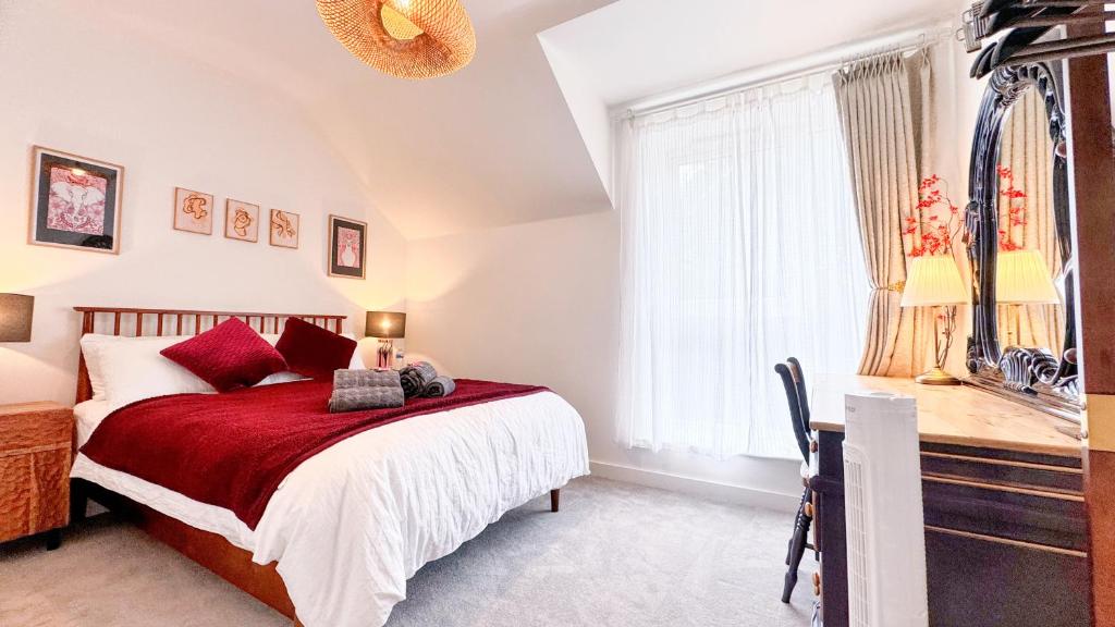 a bedroom with a bed and a desk and a window at Eden Gateway full equipment brand new bright and modern En-suite Double bedroom - room 3 near city centre in Birmingham