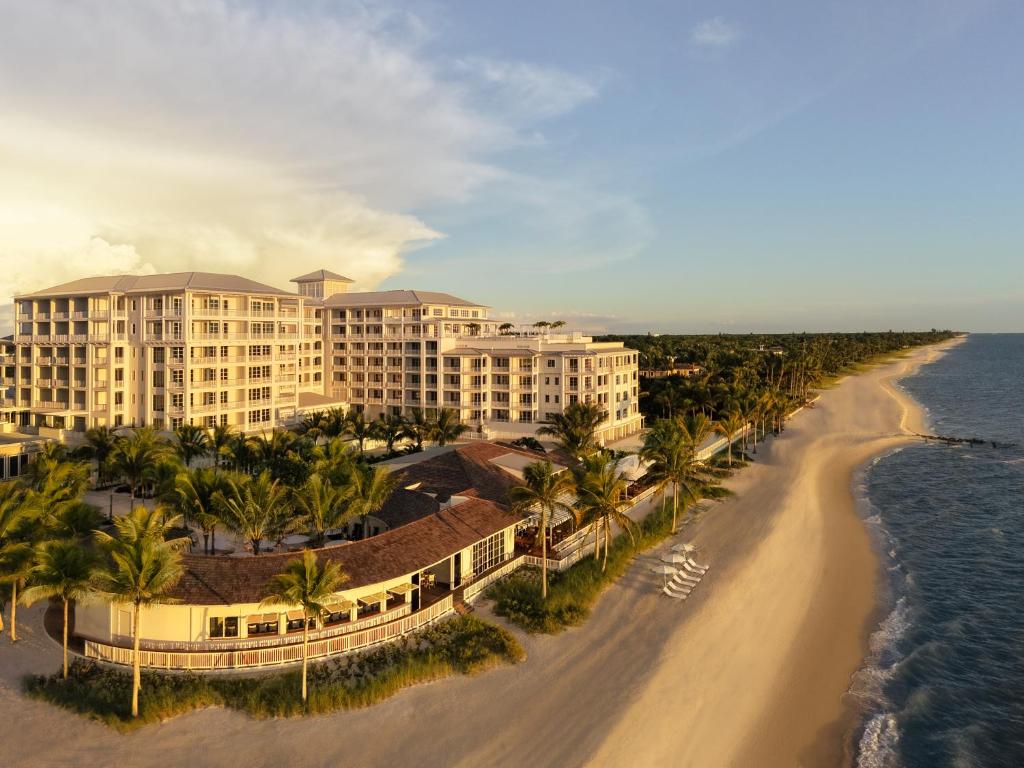 Naples Beach Club, A Four Seasons Resort في نيبلس: منظر جوي لمنتجع على الشاطئ