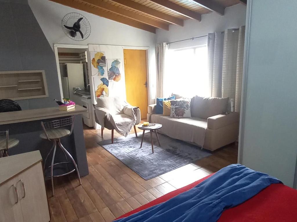 Camera con letto e soggiorno. di Kitnet mobiliado da Nice - FUNDOS a Guaíba