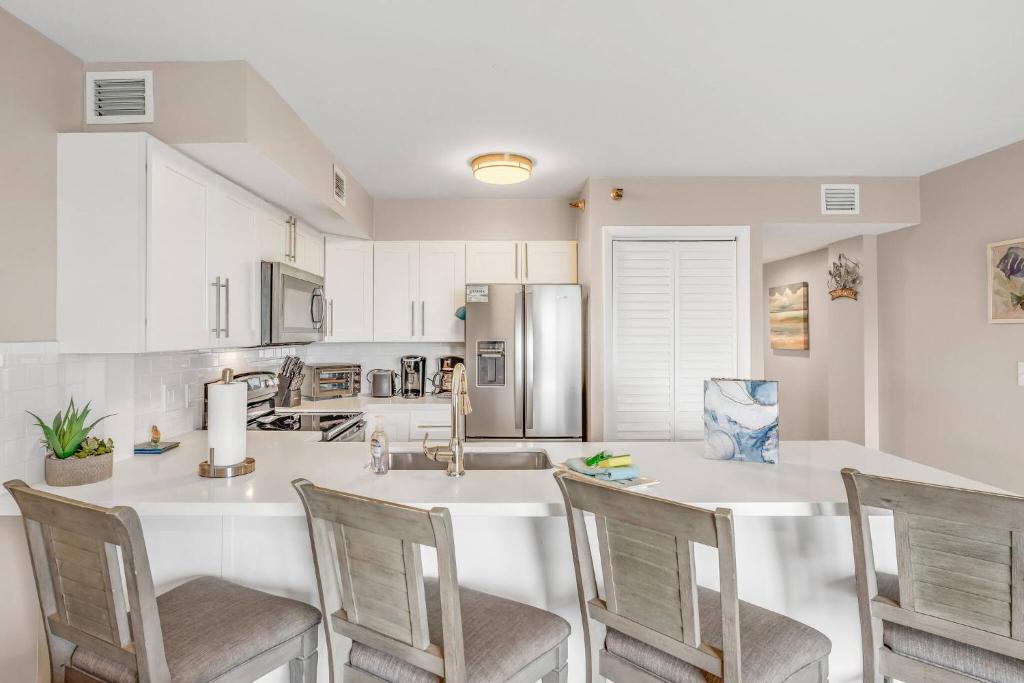 Kuchyň nebo kuchyňský kout v ubytování Ocean Pointe beach front Condo