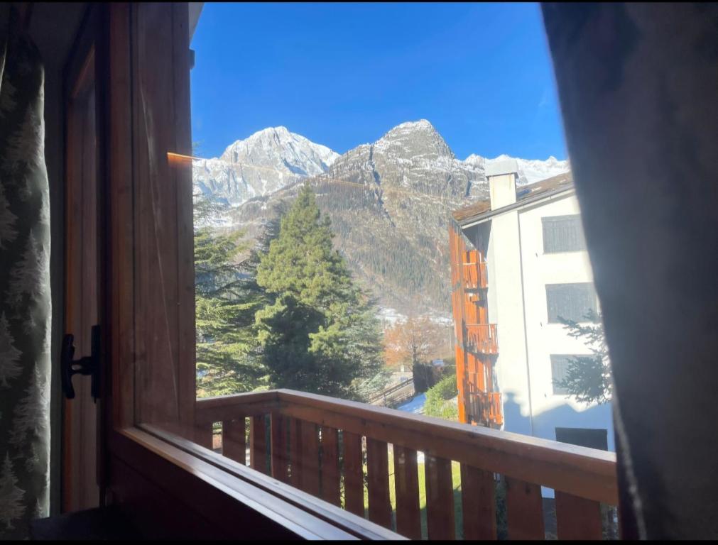 een raam met uitzicht op een berg bij Il rifugio del Bianco in Courmayeur