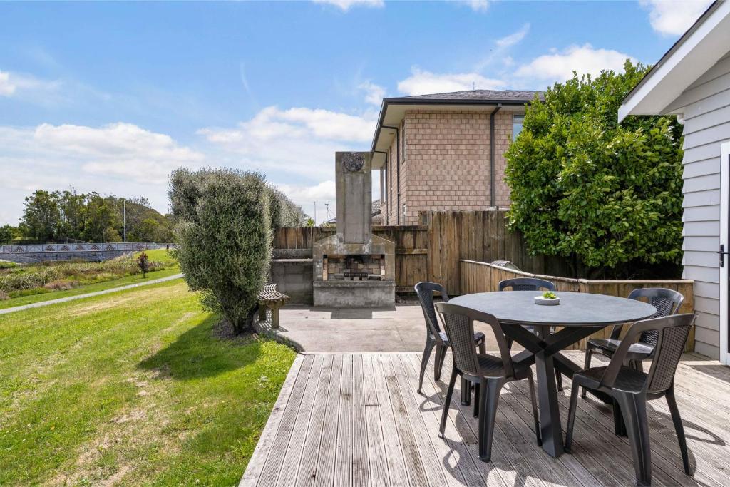 O grădină în afara Sunlit Shores - Papamoa Holiday Homes