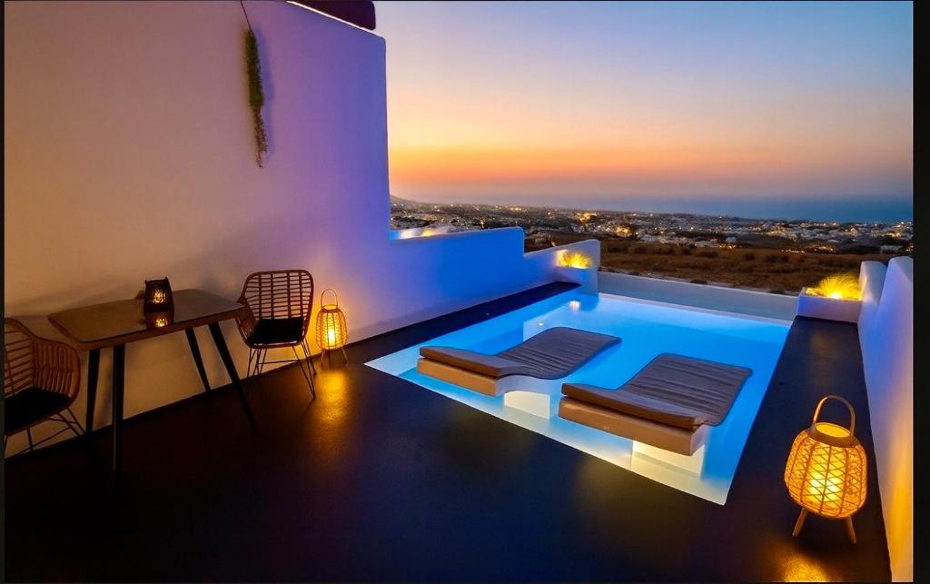 Bazén v ubytování Salida Del Sol Santorini nebo v jeho okolí