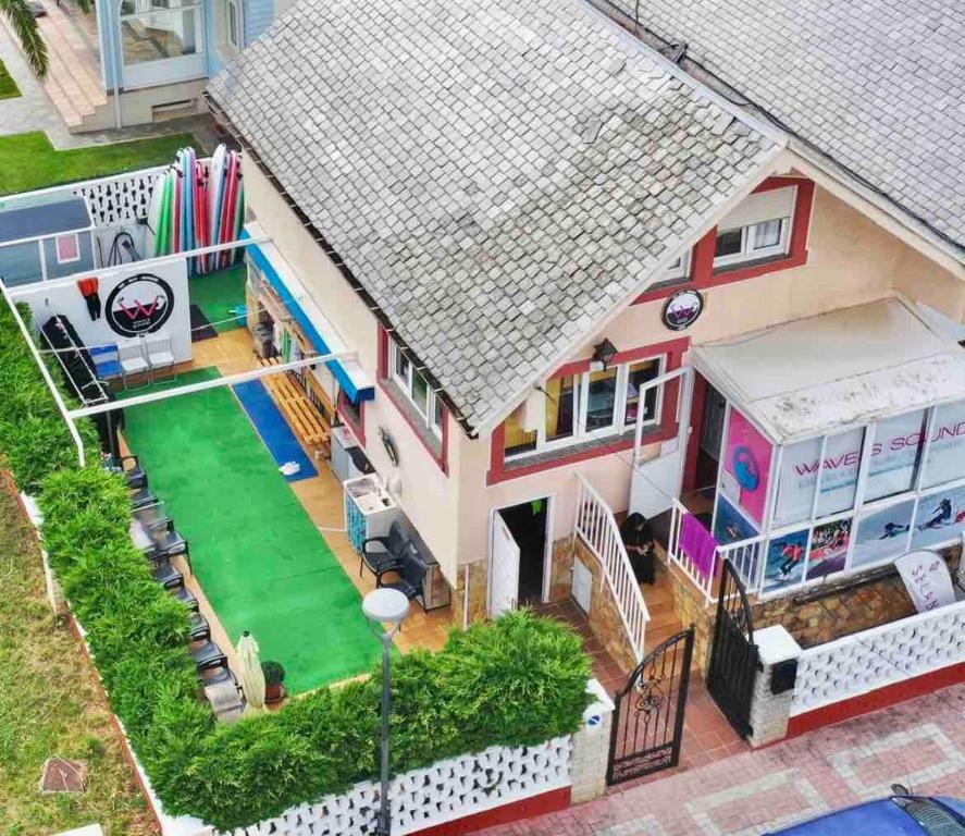 een luchtzicht op een huis met een zwembad bij Waves Sound Surf House Completo in Santoña